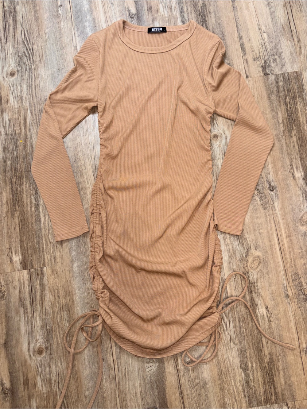 BTFBM Ribbed Long-Sleeve Ruched Dress in Camel Women’s size Small